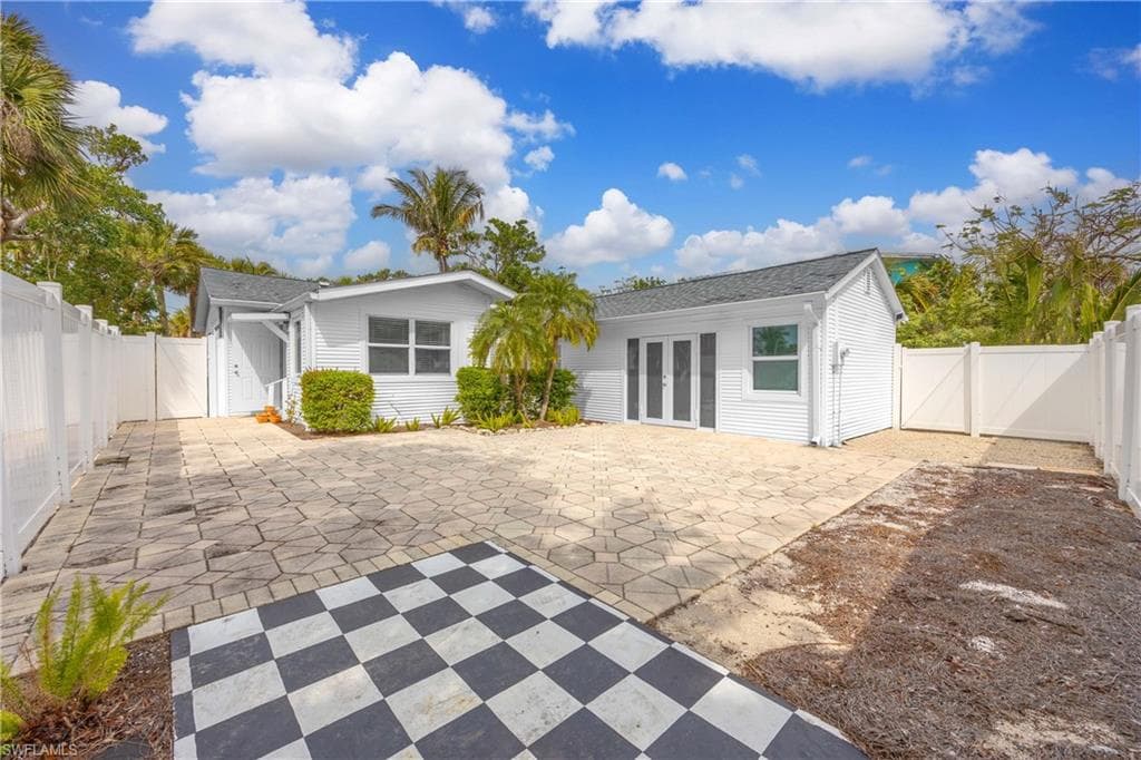 910 Fitzhugh ST, SANIBEL FL 33957-6