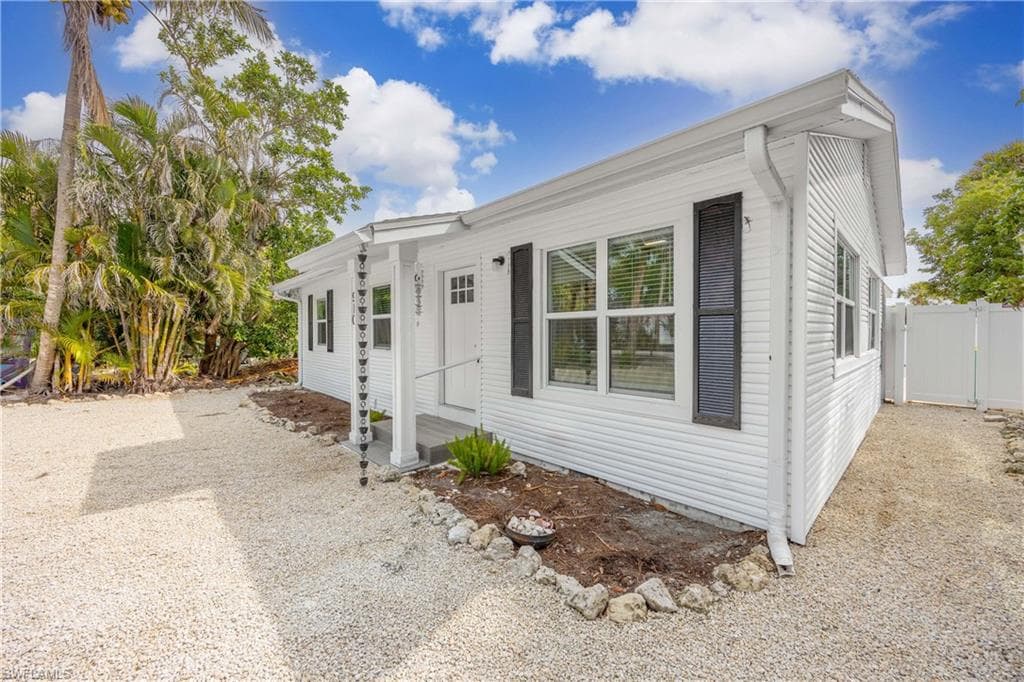 910 Fitzhugh ST, SANIBEL FL 33957-4