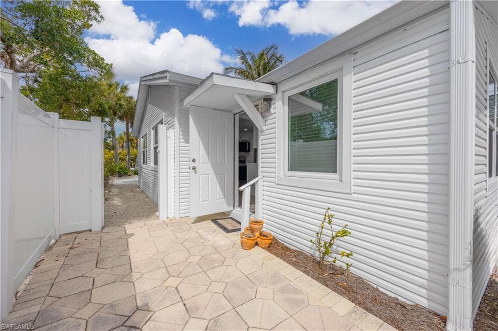 910 Fitzhugh ST, SANIBEL FL 33957-19