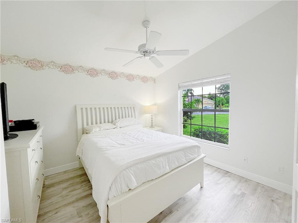 5390 Whitten DR, NAPLES FL 34104-13