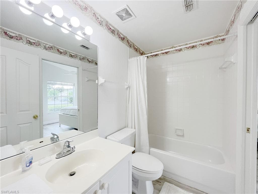 5390 Whitten DR, NAPLES FL 34104-14