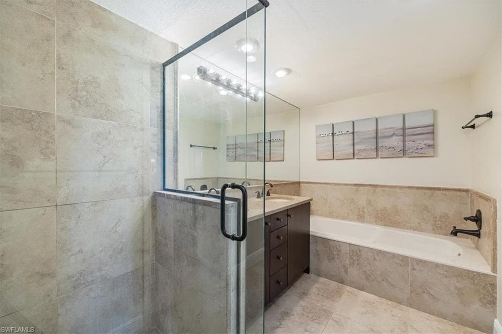 6025 Chardonnay LN # 103, NAPLES FL 34119-28