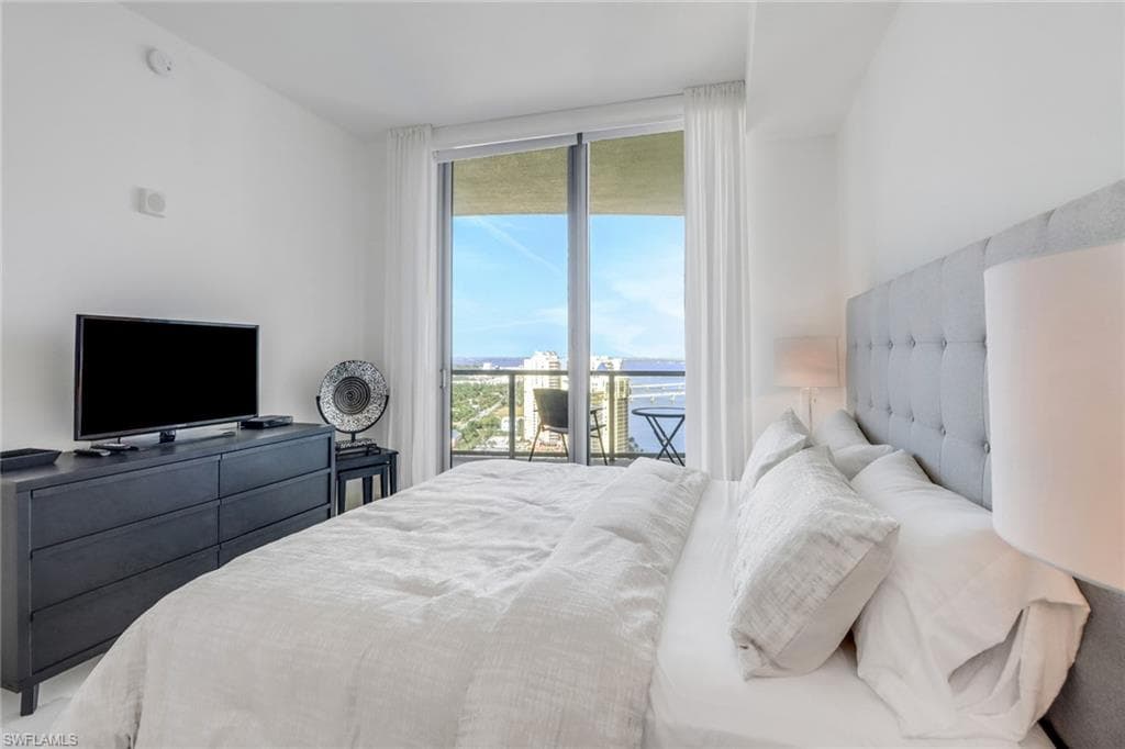 3000 Oasis Grand BLVD, FORT MYERS FL 33916-15