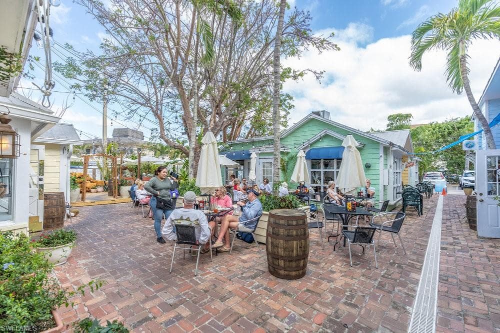 10 Tampa PL # 202, MARCO ISLAND FL 34145-33