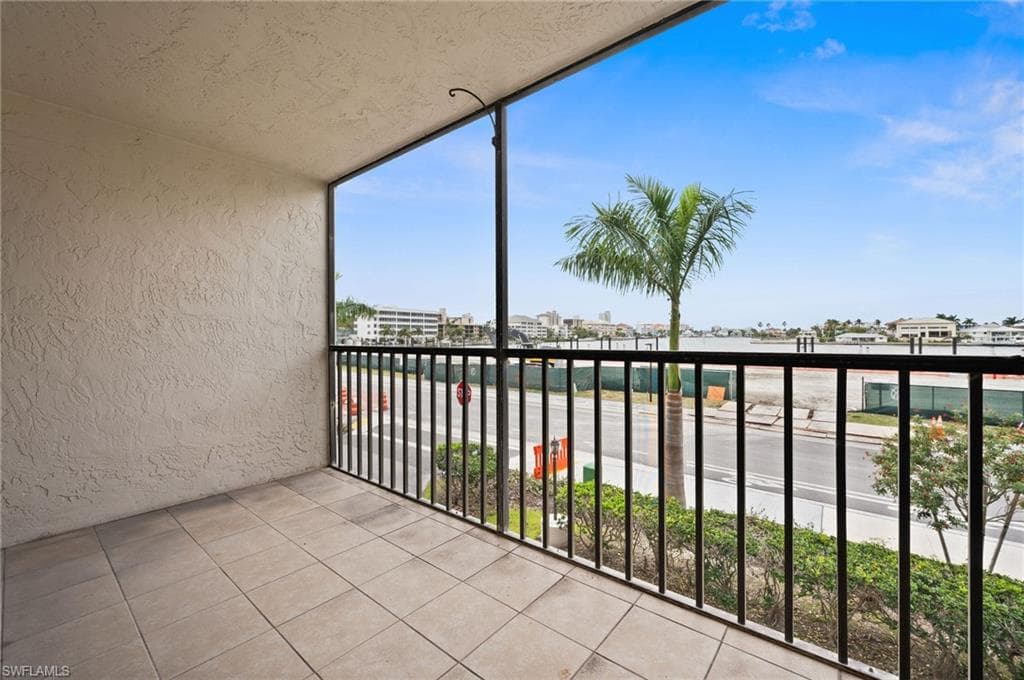 260 Southbay DR # 207, NAPLES FL 34108-15