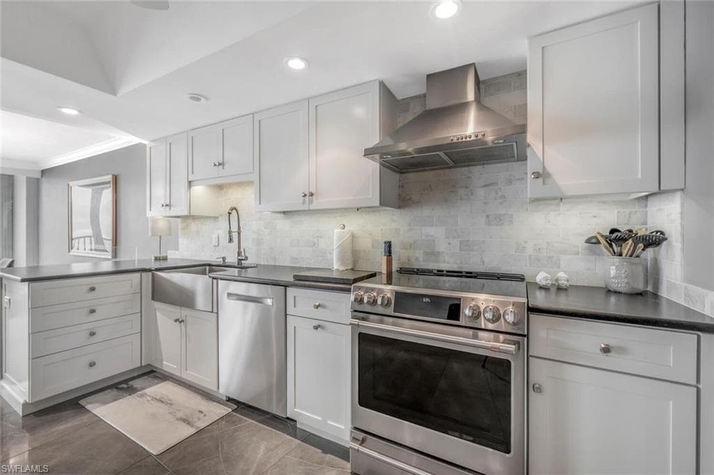 2381 Gulf Shore BLVD N # 503, NAPLES FL 34103-17