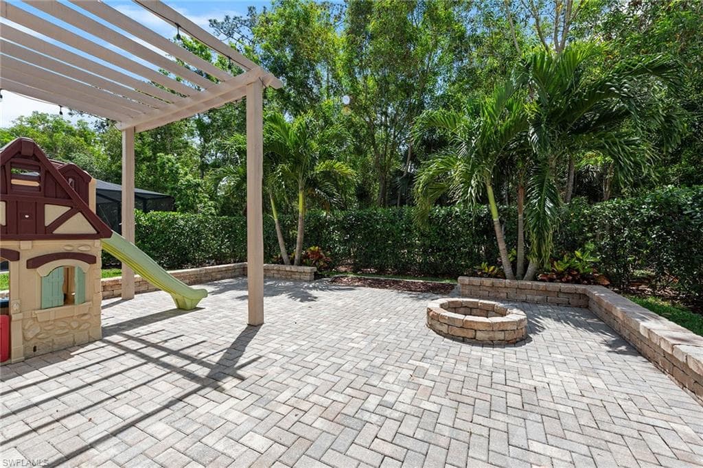 9403 Foxglove LN, NAPLES FL 34120-1