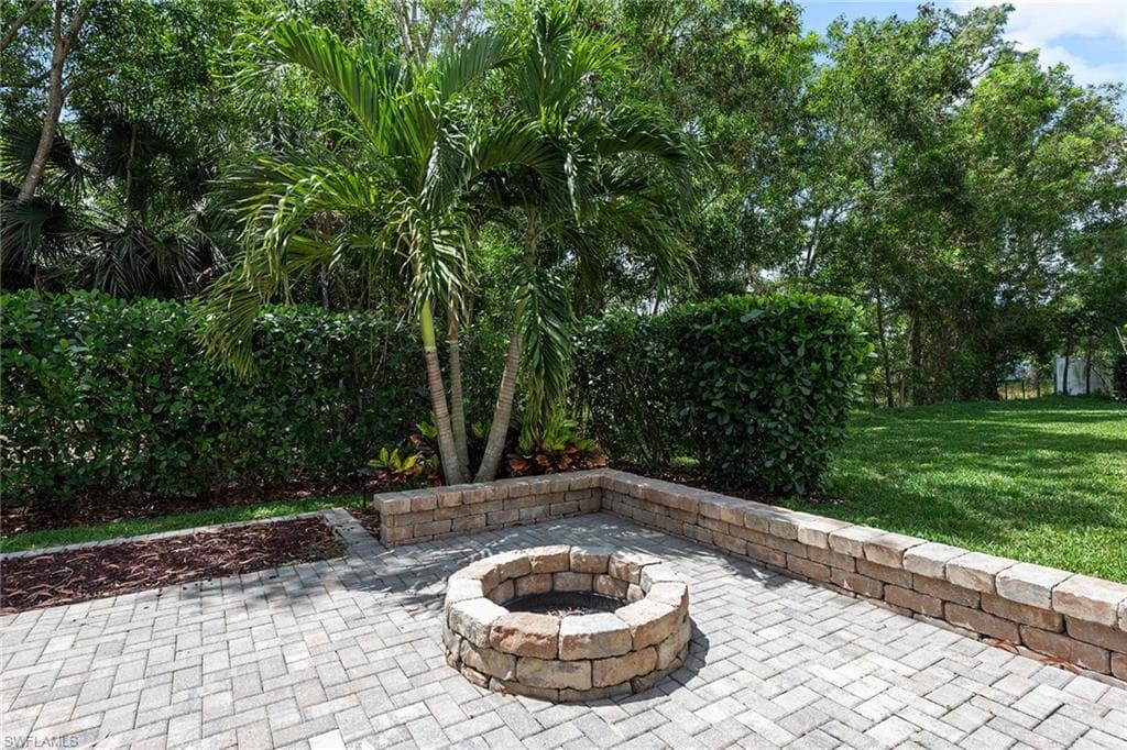 9403 Foxglove LN, NAPLES FL 34120-27