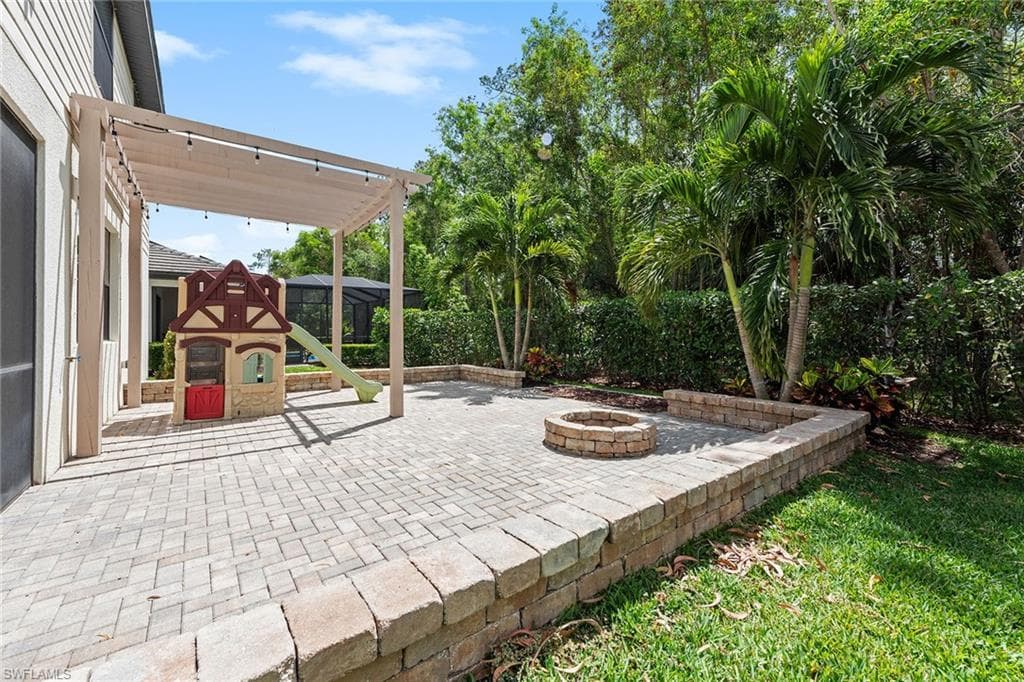 9403 Foxglove LN, NAPLES FL 34120-28