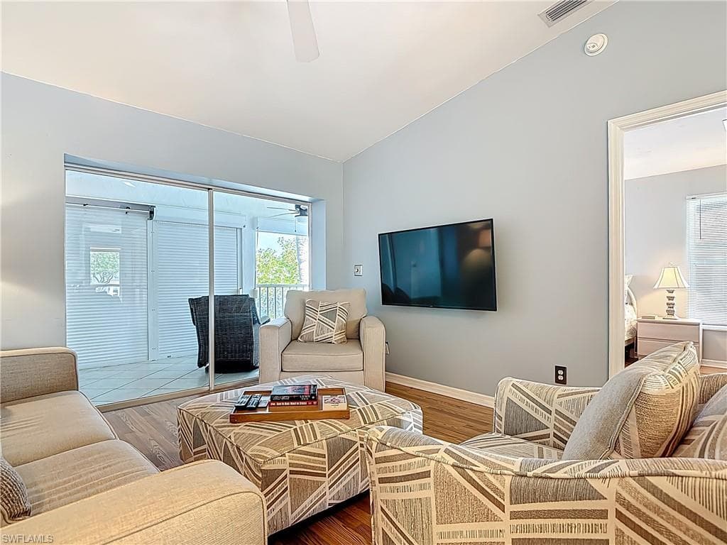 1025 Mainsail DR # 215, NAPLES FL 34114-3
