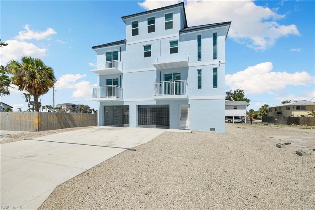 121 Hibiscus DR, FORT MYERS BEACH FL 33931-18