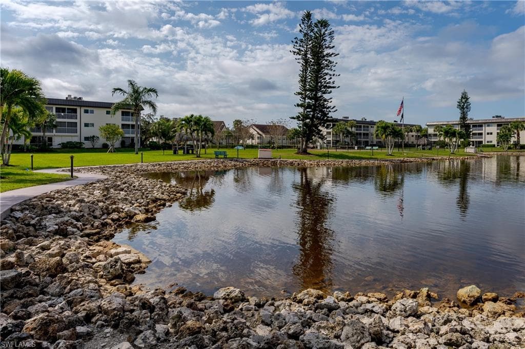 1014 Manatee RD # F102, NAPLES FL 34114-32