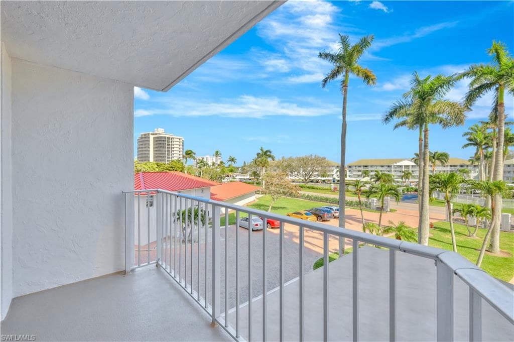 10701 Gulf Shore DR # 302, NAPLES FL 34108-15