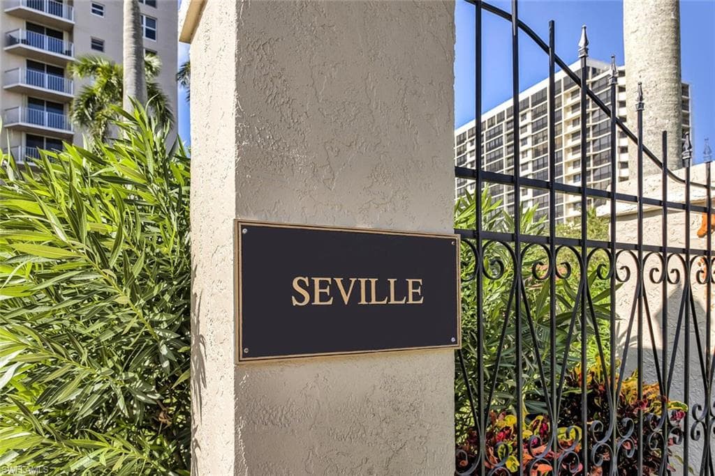 10701 Gulf Shore DR # 302, NAPLES FL 34108-21