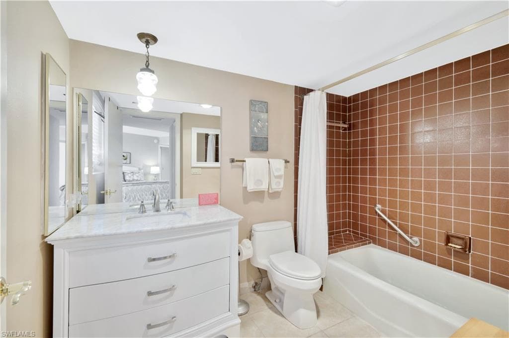 10701 Gulf Shore DR # 302, NAPLES FL 34108-14