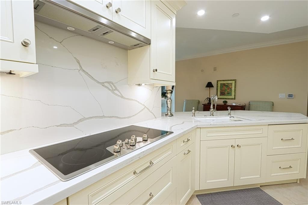 60 Seagate DR # 402, NAPLES FL 34103-8