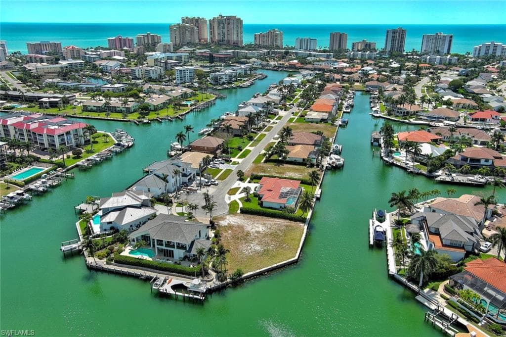 895 Banyan CT, MARCO ISLAND FL 34145-1