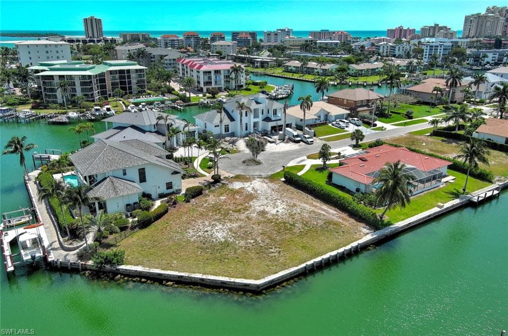 895 Banyan CT, MARCO ISLAND FL 34145-5