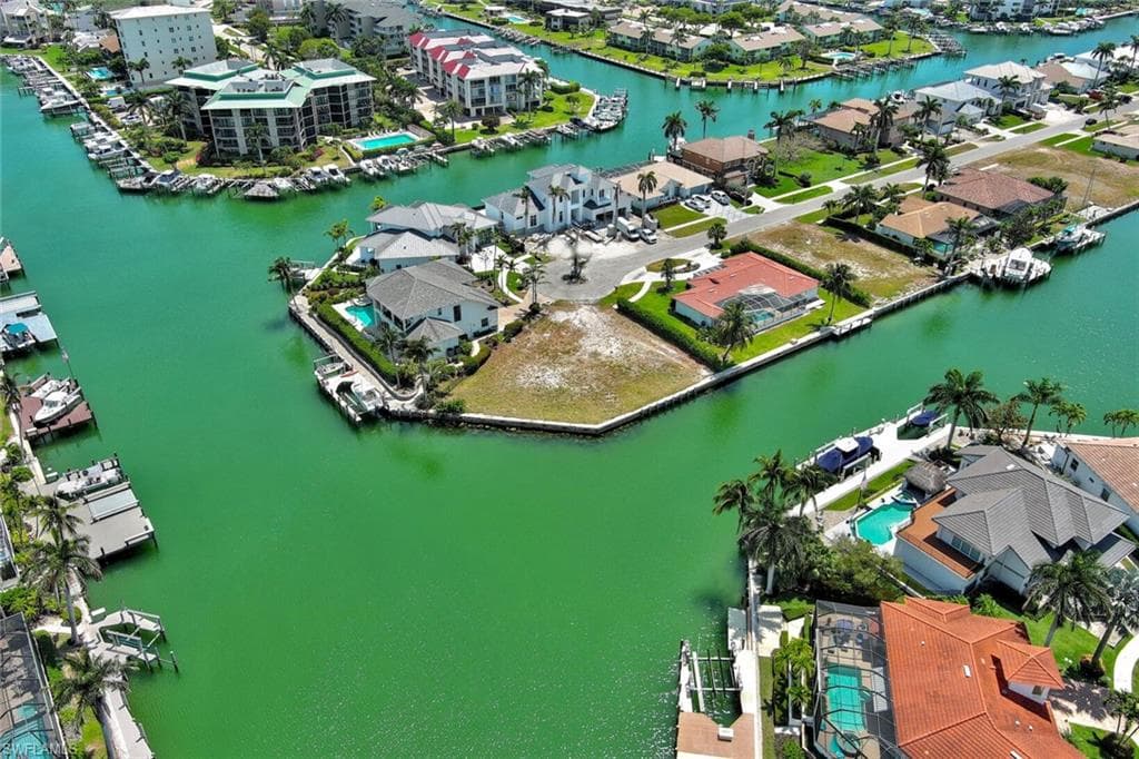 895 Banyan CT, MARCO ISLAND FL 34145-16