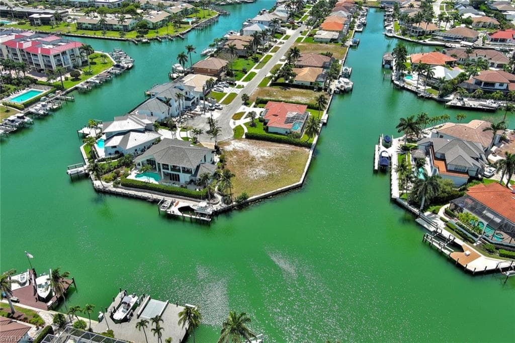895 Banyan CT, MARCO ISLAND FL 34145-15
