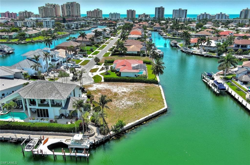 895 Banyan CT, MARCO ISLAND FL 34145-6