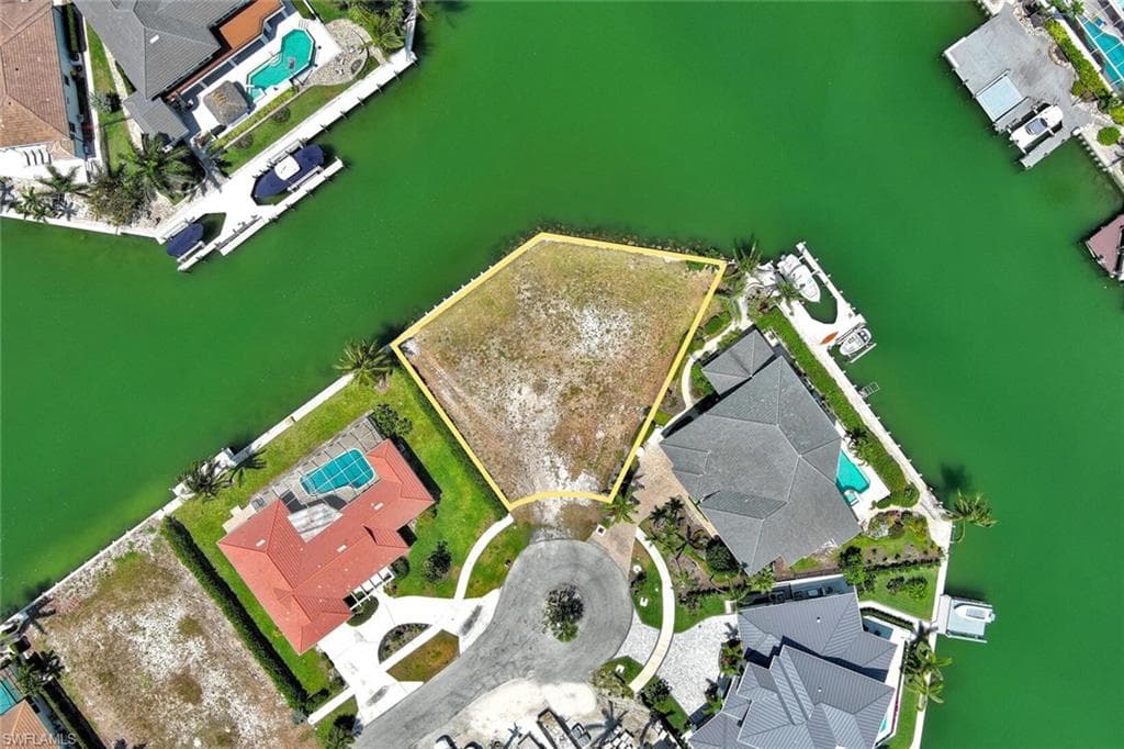 895 Banyan CT, MARCO ISLAND FL 34145-2