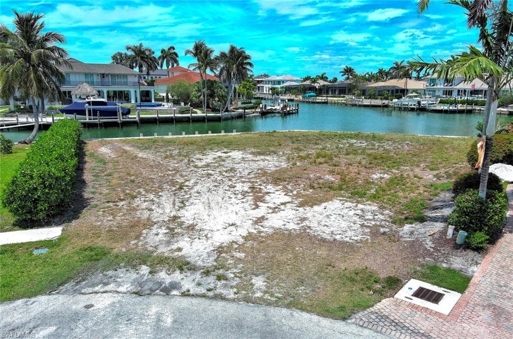 895 Banyan CT, MARCO ISLAND FL 34145-8