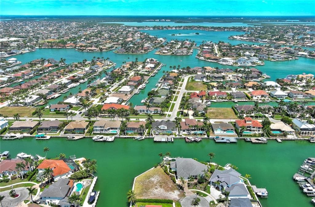 895 Banyan CT, MARCO ISLAND FL 34145-13