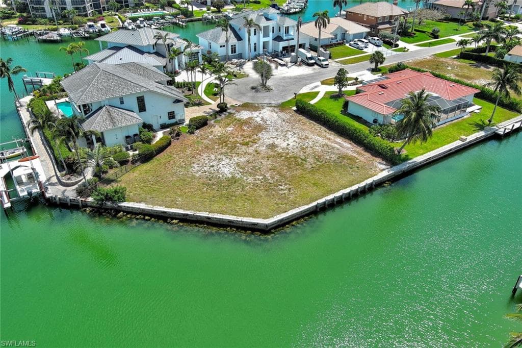 895 Banyan CT, MARCO ISLAND FL 34145-17