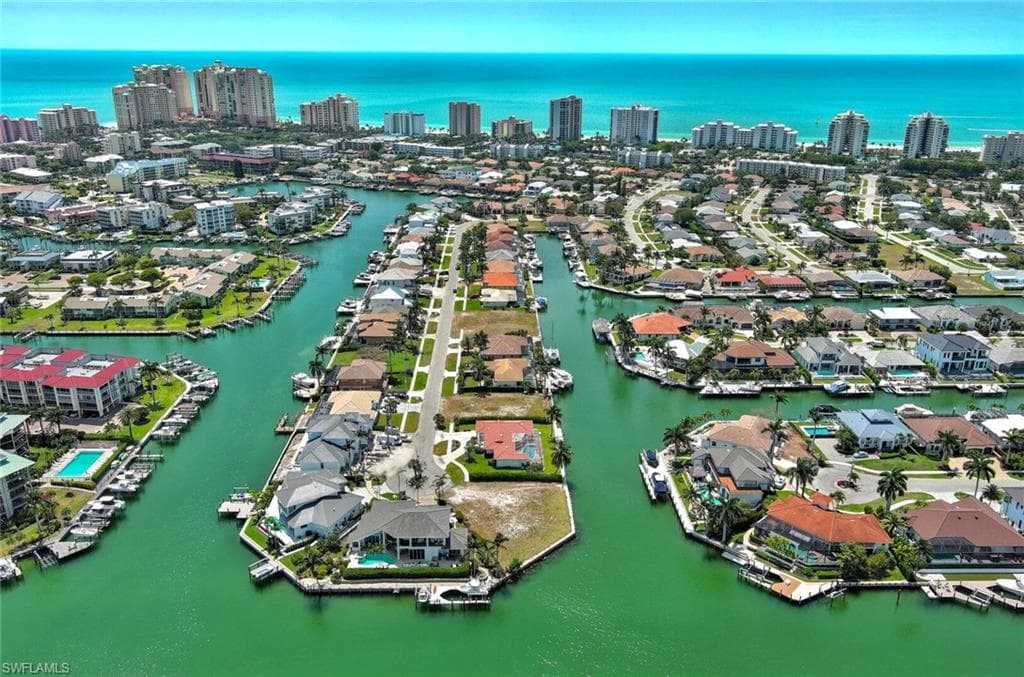 895 Banyan CT, MARCO ISLAND FL 34145-14