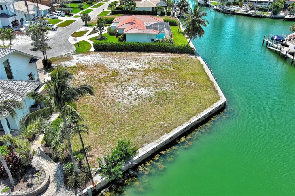 895 Banyan CT, MARCO ISLAND FL 34145-18
