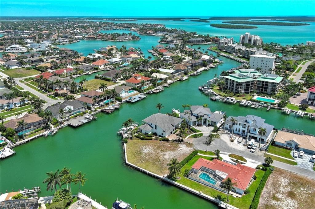 895 Banyan CT, MARCO ISLAND FL 34145-3