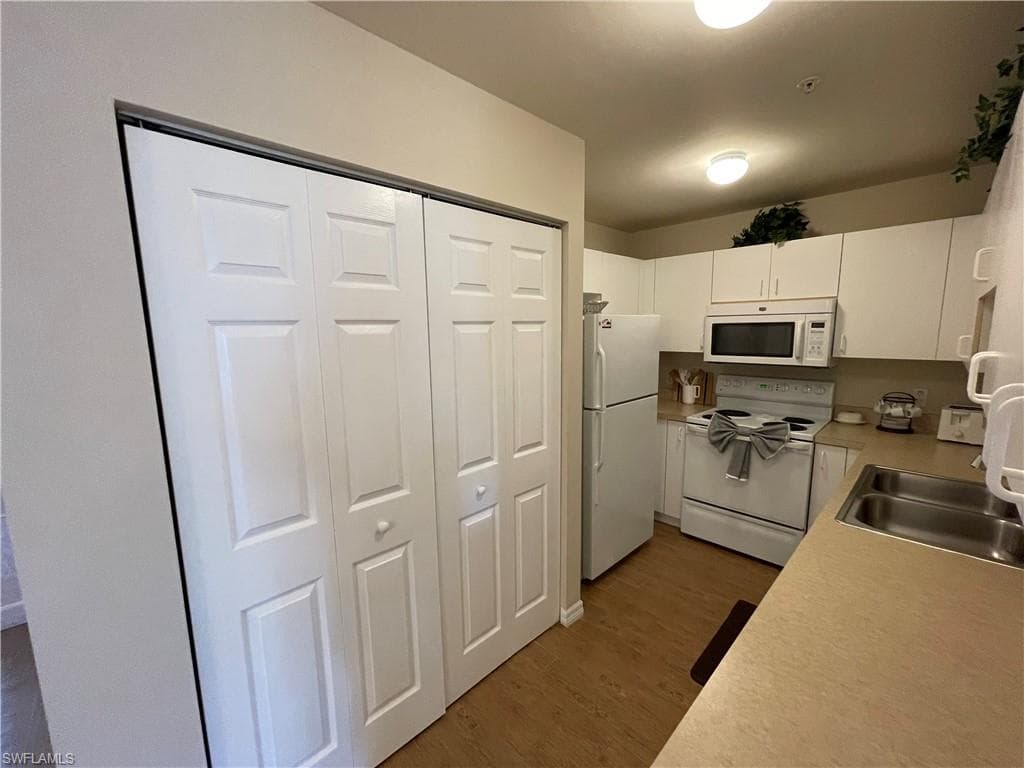 519 Roma CT # 2103, NAPLES FL 34110-9