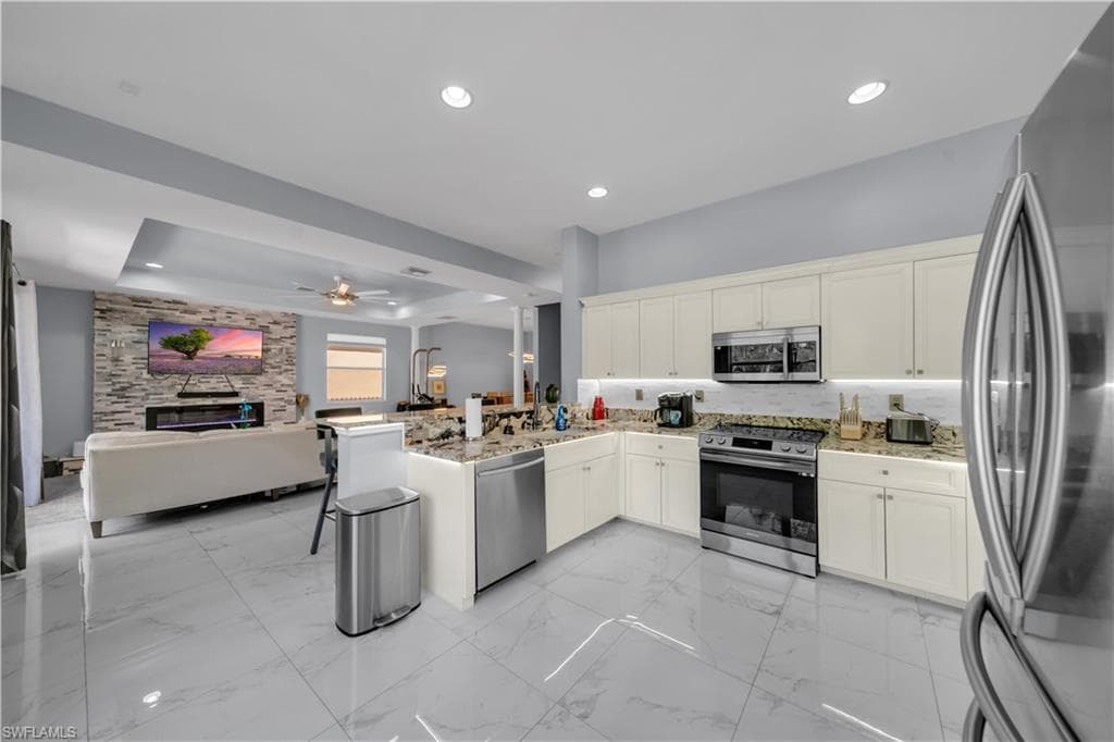 2736 Blue Cypress Lake CT, CAPE CORAL FL 33909-3