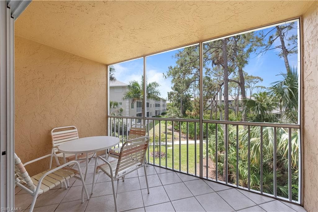 3072 Sandpiper Bay CIR # M202, NAPLES FL 34112-5