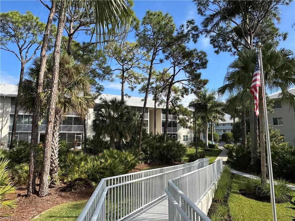 3072 Sandpiper Bay CIR # M202, NAPLES FL 34112-35