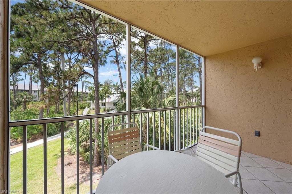 3072 Sandpiper Bay CIR # M202, NAPLES FL 34112-4