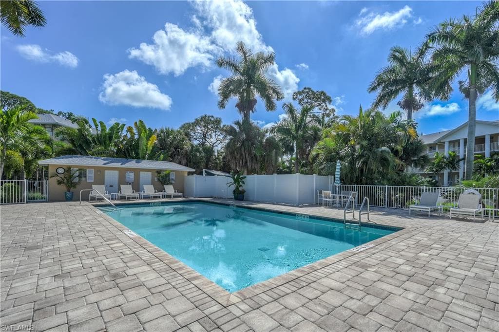 3072 Sandpiper Bay CIR # M202, NAPLES FL 34112-28