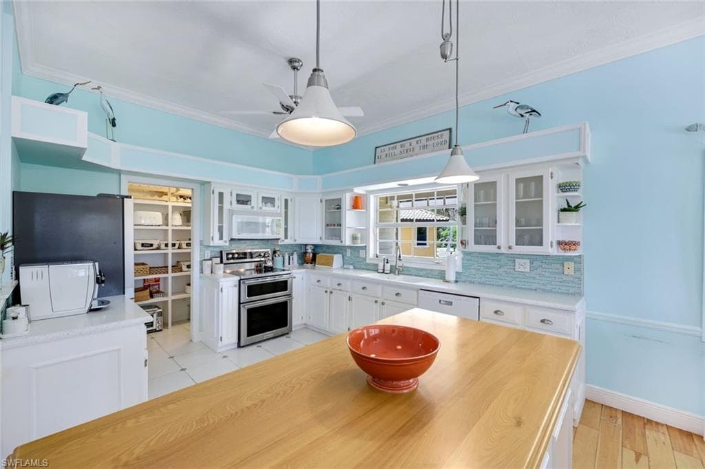 203 San Mateo DR, BONITA SPRINGS FL 34134-7