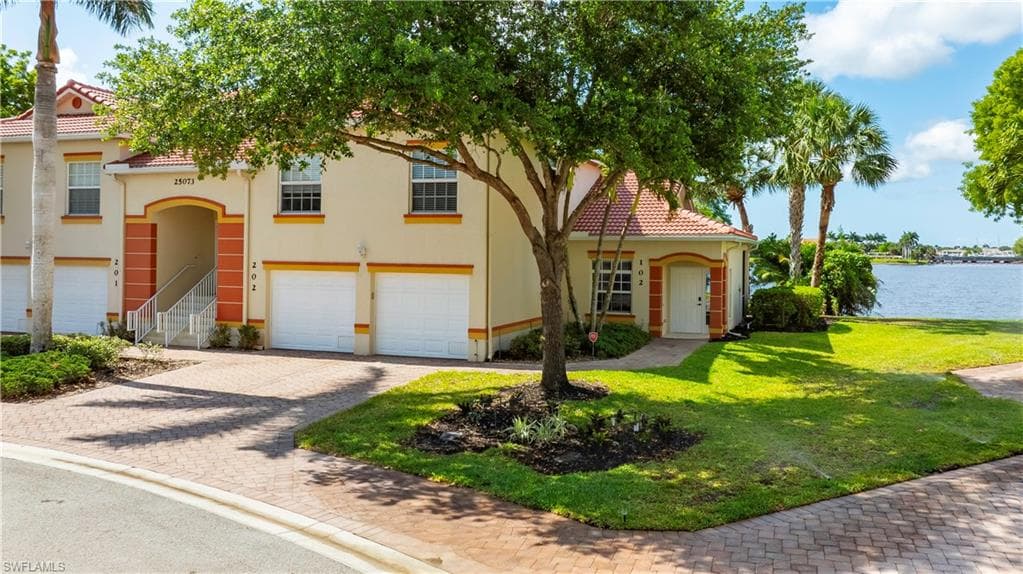 25073 Peacock LN # 102, NAPLES FL 34114-1