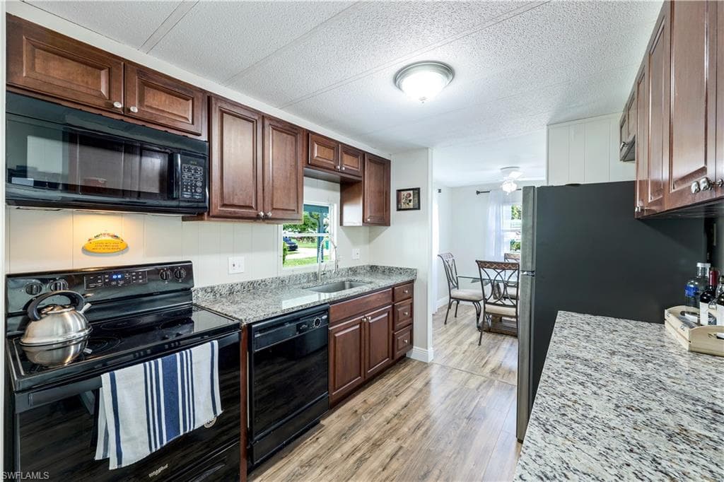 21 Le Mans DR N, NAPLES FL 34112-7