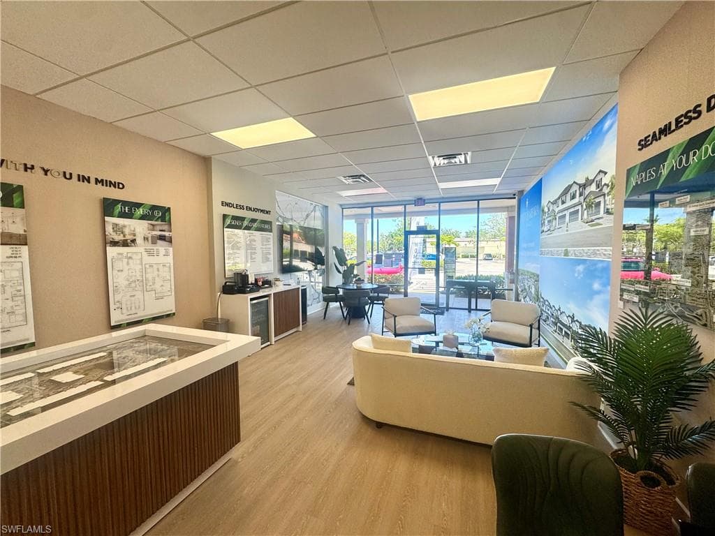 6085 Barbara CIR-25