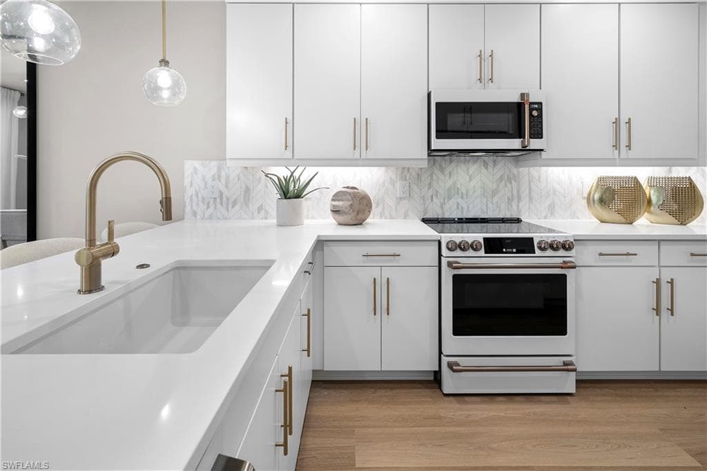 6088 Barbara CIR-16