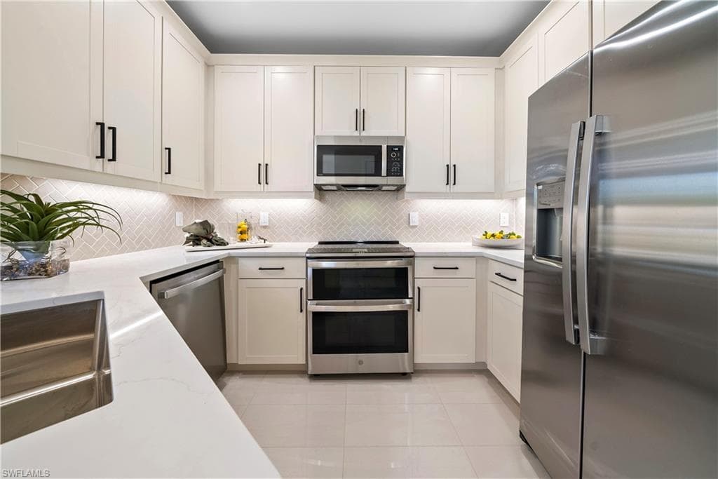 6092 Barbara CIR-11
