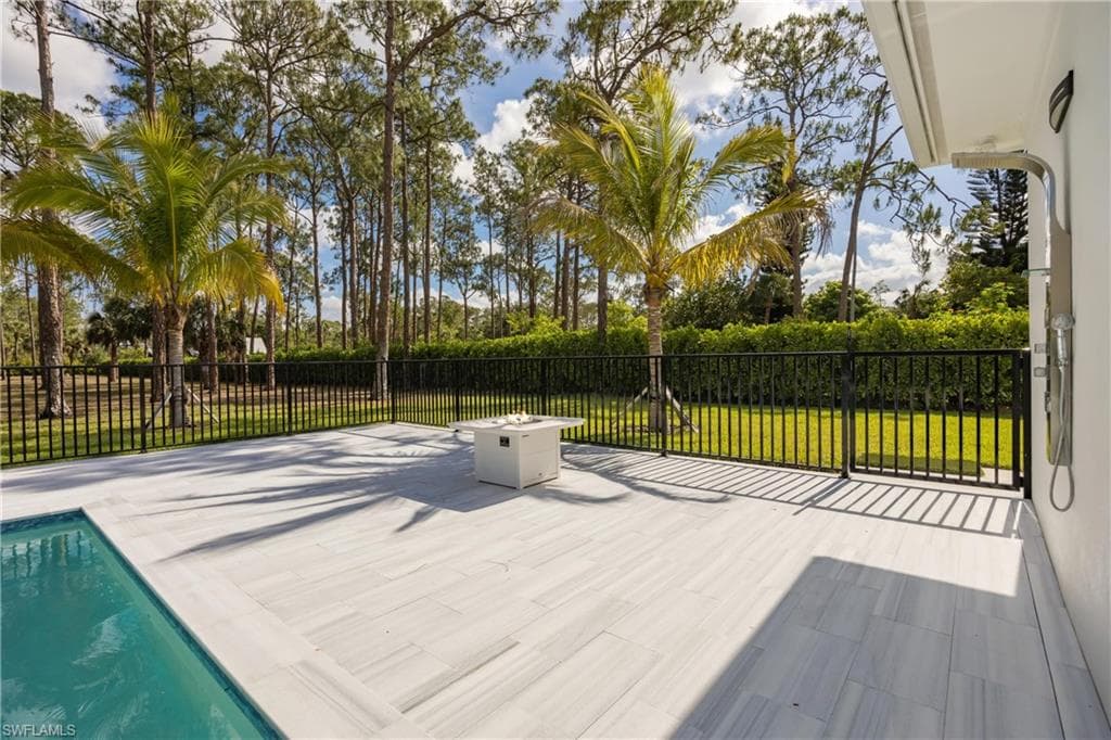 6145 Sea Grass LN, NAPLES FL 34116-28