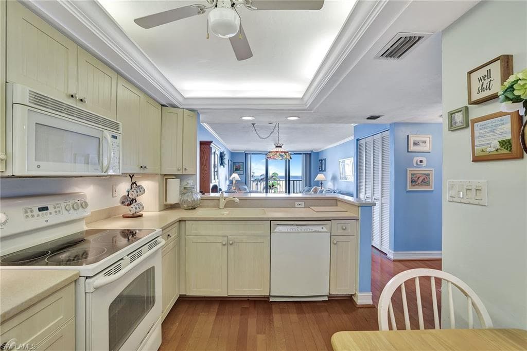 320 Seaview CT # 305, MARCO ISLAND FL 34145-12