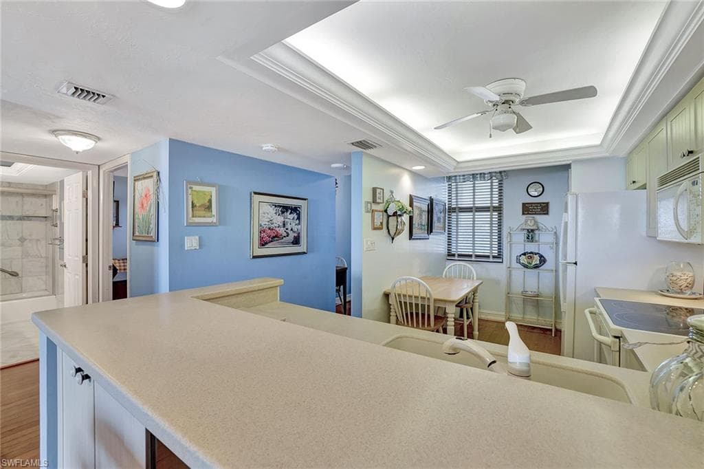 320 Seaview CT # 305, MARCO ISLAND FL 34145-11