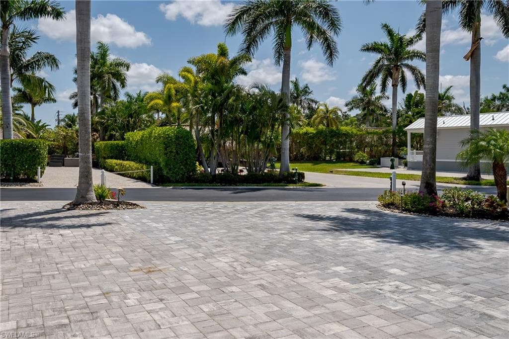 13613 Snapper LN, NAPLES FL 34114-38