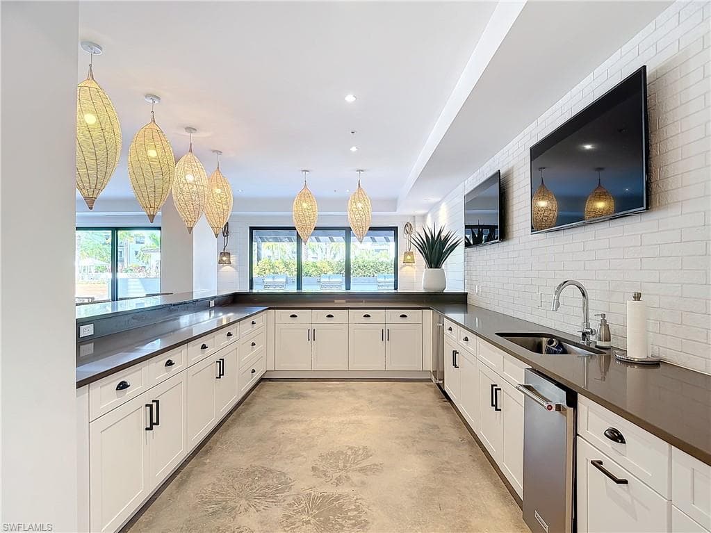 1125 Central AVE # 462, NAPLES FL 34102-43