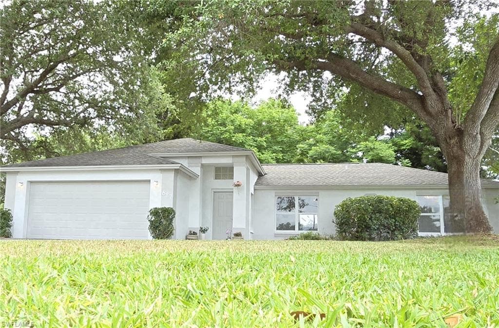 687 Grove DR, NAPLES FL 34120-1